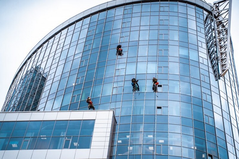 Imagem ilustrativa de Empresa de limpeza de vidros em altura